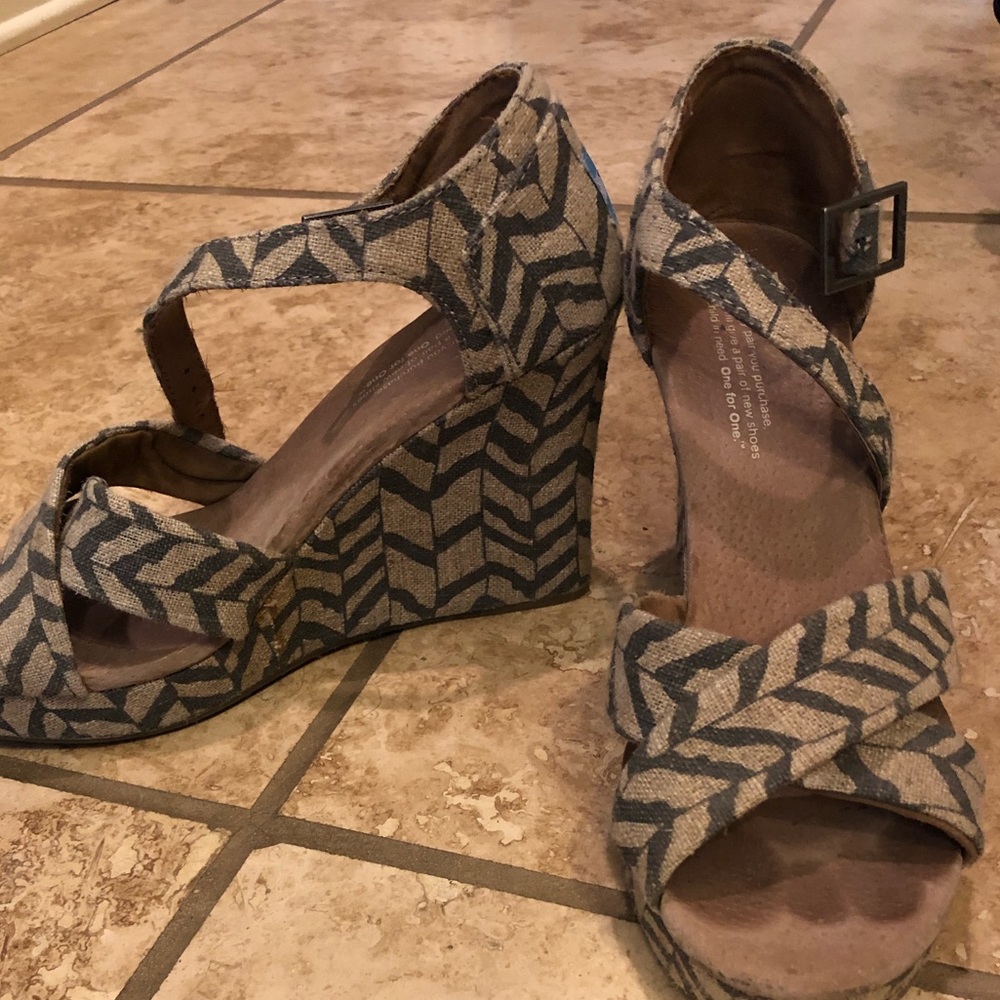 Tom’s wedges gray/natural. Exc condition.